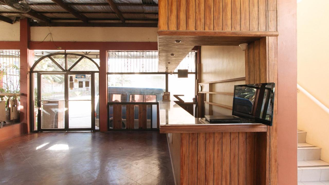 Reddoorz @ Marifa Hotel Angeles Pampanga Екстериор снимка